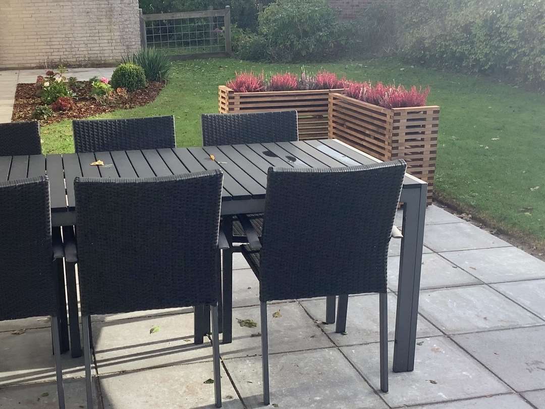 Brikman+-Unikke-designet-plantekasser-i-brun-farve-til-terrassen-eller-kantine